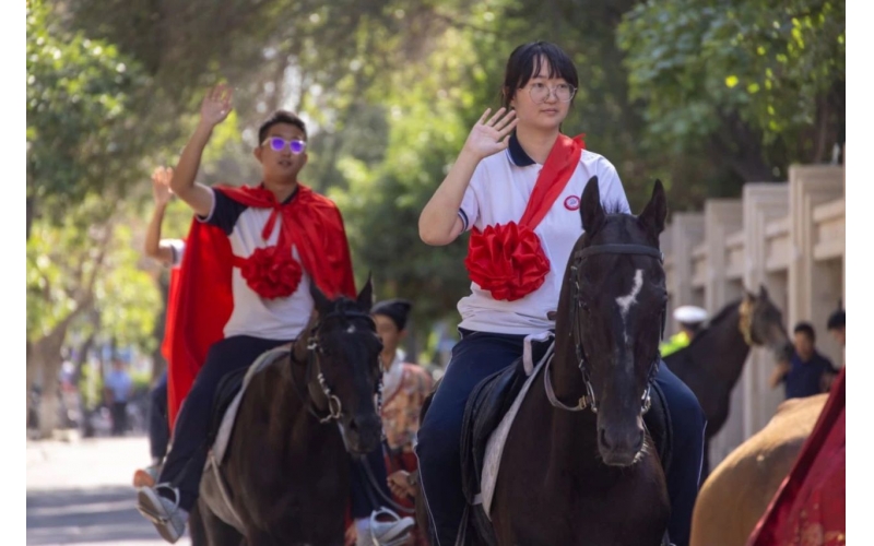 披紅掛花，打馬游街，新疆人送喜報好有儀式感